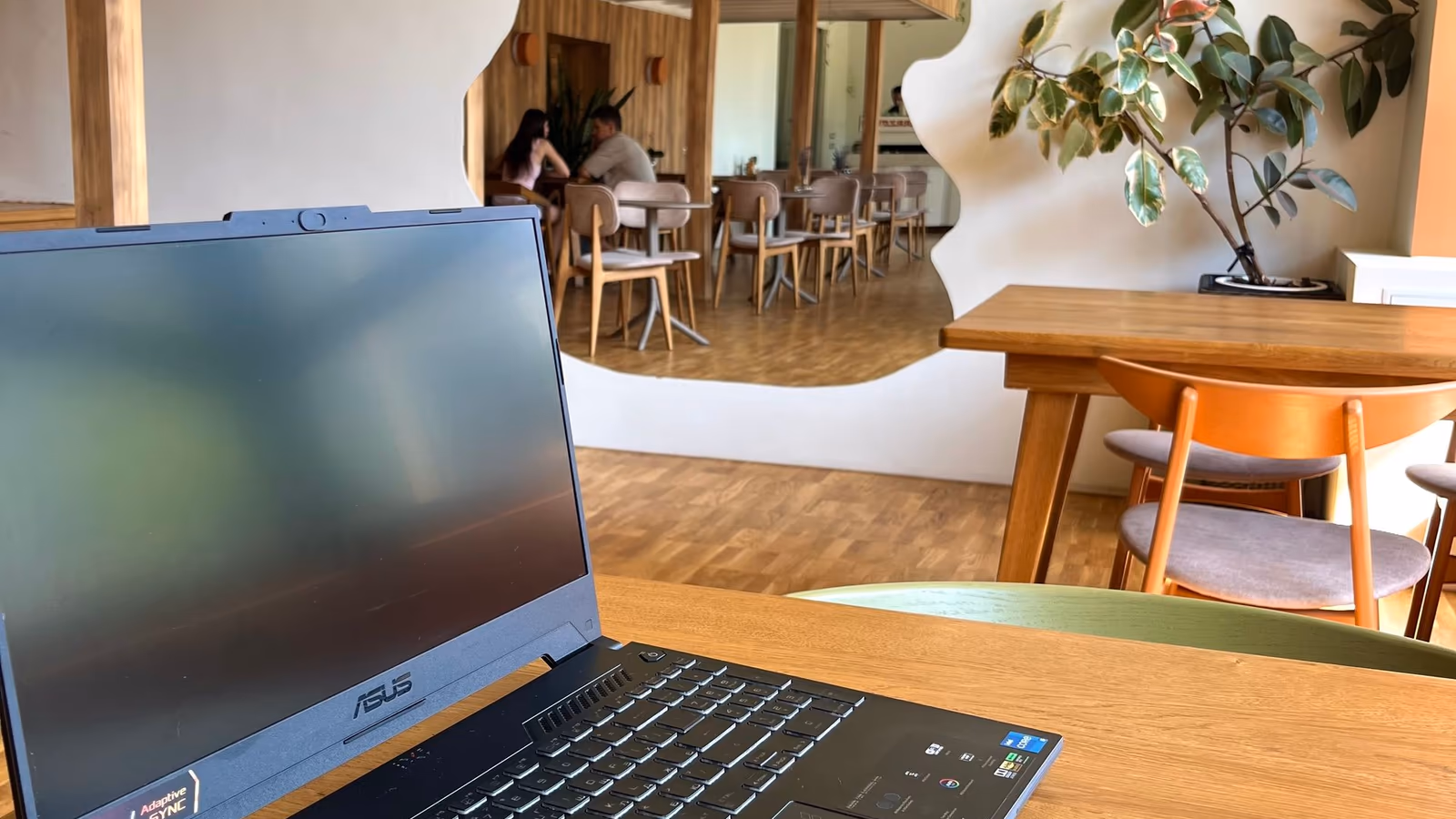 Góc tham khảo laptop 03 Laptop trong không gian làm việc thực tế — hình tư vấn 03 — góc nhìn 03