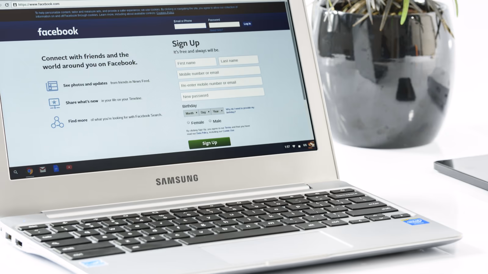 Góc tham khảo laptop 45 Laptop trong không gian làm việc thực tế — hình tư vấn 45 — góc nhìn 45